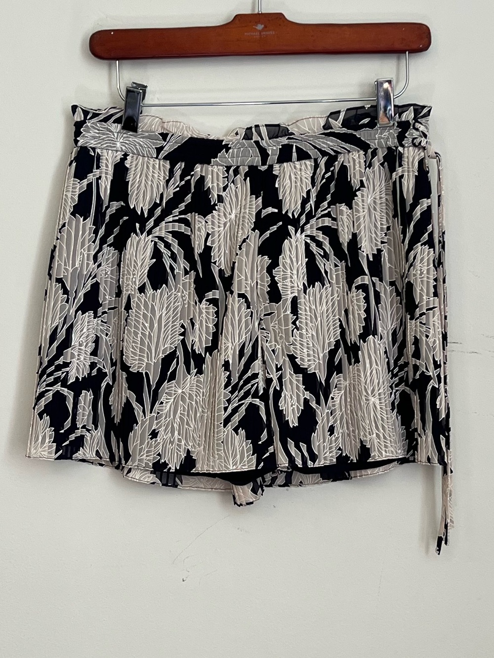 Club Monaco Pleated Navy Blue Marine Katya Shorts - Picture 2 of 6
